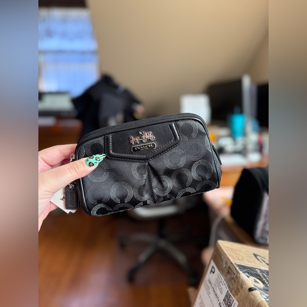 COACH Signature C Black and silver makeup case - Picture 3 of 16